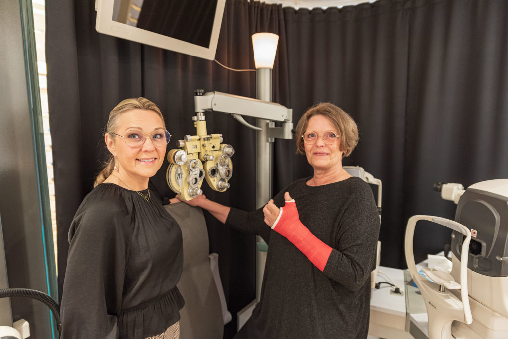 Bettina Nøbølle (tv.) overtager opgaven som ny optiker, når Rie Sørensen (th.) på fredag går på pension. Foto: Thomas Mose.