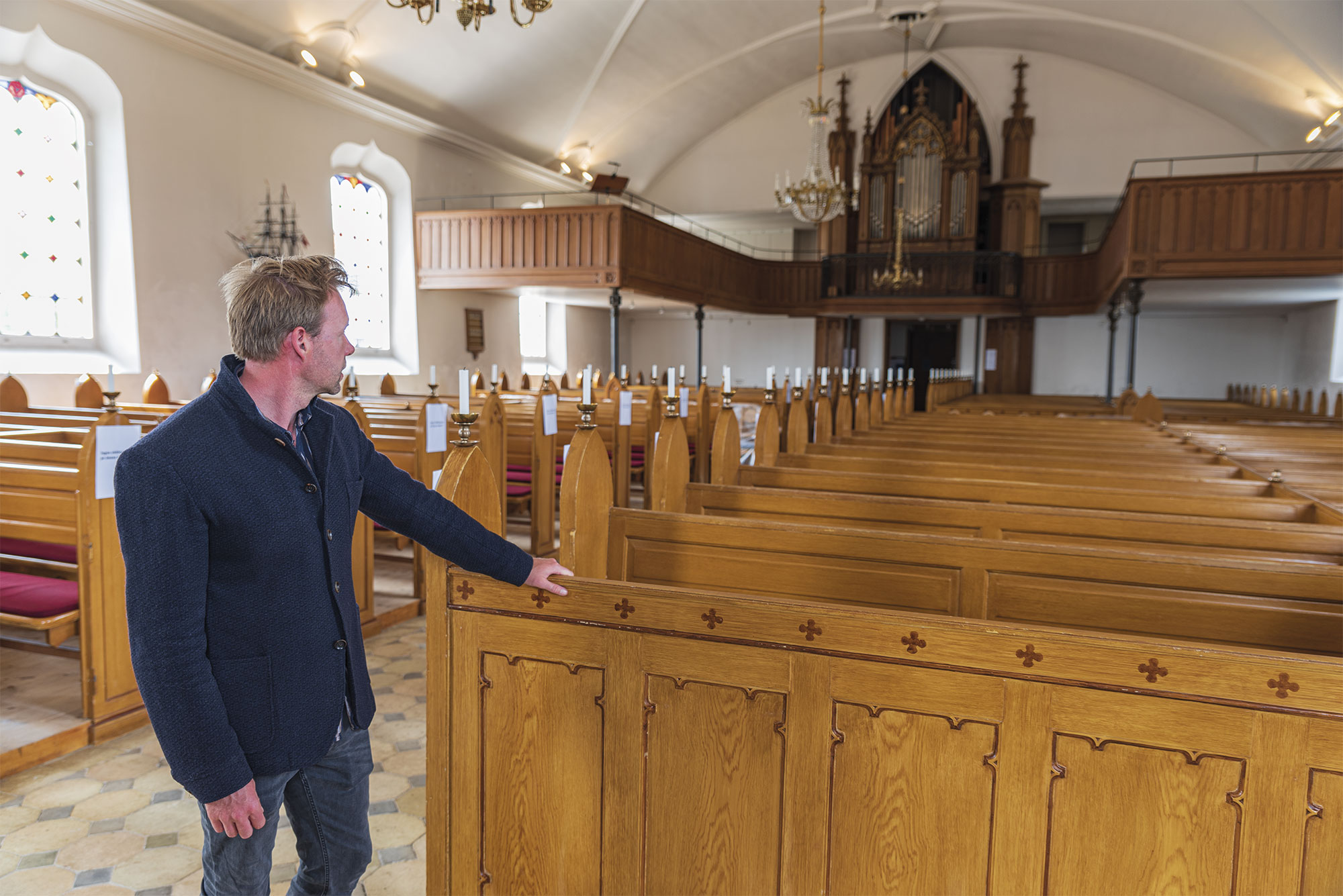 Andreas Wille kaster et blik ud over det mennesketomme kirkeskib i Store Magleby Kirke. Foto: Thomas Mose.