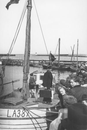 Henrik Petersen på kutteren »Elisabeth K571« ved hjemkomsten til Dragør. Båden fiskede fra Landskrona i 1944–45 og havde derfor kendingsbogstaverne LA. Foto: Historisk Arkiv Dragør.