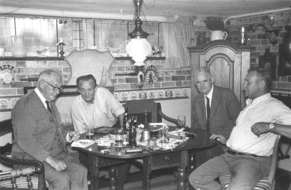 Arkivet laver båndoptagelse. På billedet, der stammer fra 1969, ses (fra venstre) Cornelius Adrian Petersen, Svend Jans, Peter Taarnby og Hans Duhn. Foto: Historisk Arkiv Dragør.