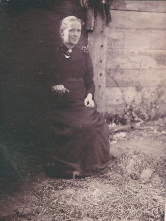 Fotografi af Thea – Ingine Dorothea Svendsen. Fotografiet er taget i Lønstrup, få år før hun mødte den jævnaldrende Mølsted. Ca. 1882. Foto: Museum Amager. 