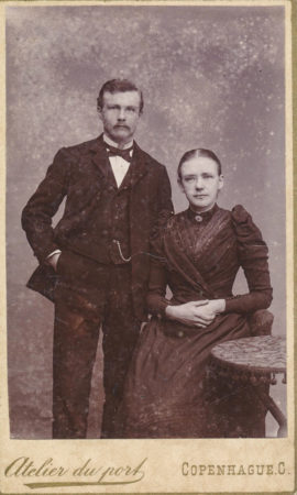 Fotografi af Christian Mølsted og Thea. Formentlig taget kort tid efter brylluppet i 1891. Foto: Tilhører Museum Amager.