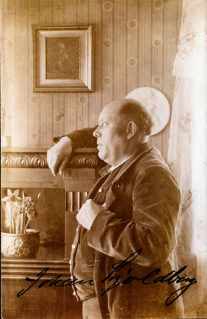 Forfatteren Johan Skjoldborg i sit hjem på Strandlinien. Foto: Historisk Arkiv Drag­ør.