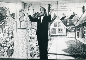 Lis Helsfeldt og Willi Palm Hansen synger Dragørs Pris ved revyen i 1974. Foto: Historisk Arkiv Drag­ør.