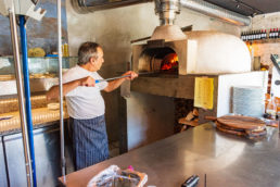Pizzaovnen, der opvarmes med træ, når temperaturer mellem 390 og 420 grader. Foto: Hans Jacob Sørensen.