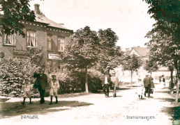 Stationsvej med pensionatet til venstre. Landliggerbørnene henter deres fædre fra toget. Foto: Historisk Arkiv Drag­ør.