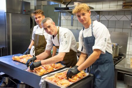 Køkkenchefen Regis le Scraigne (i midten) styrer køkkenet sammen med Maxim Katchanov (tv.) og Jacob Bacher Paulsen. Foto: Hans Jacob Sørensen.