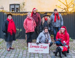 Holdet bag Levende Låger – og julehunden Smilla. Foto: TorbenStender.