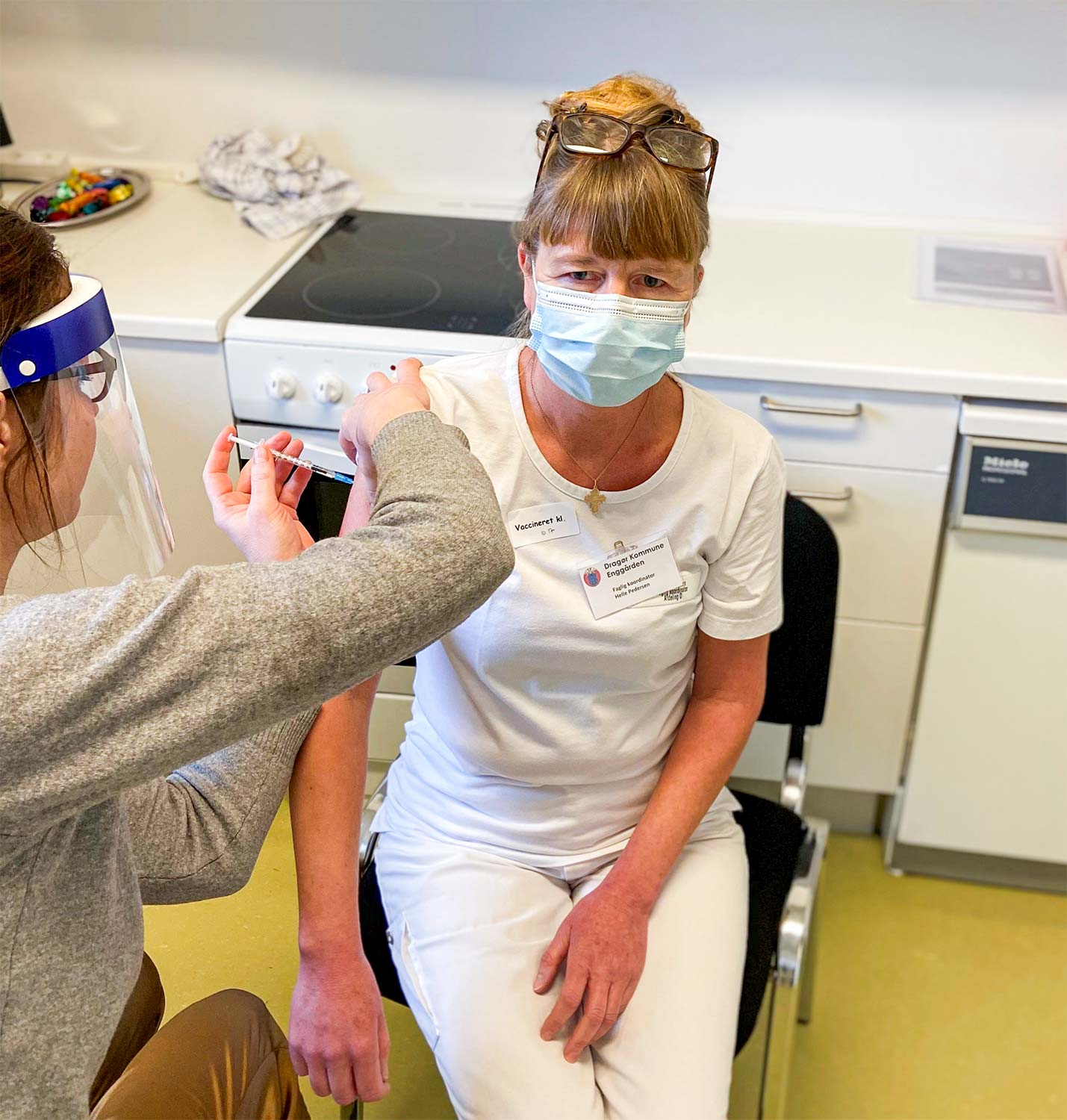 Faglig koordinator på Omsorgscenteret Enggården, Helle Pedersen, bliver vaccineret.
