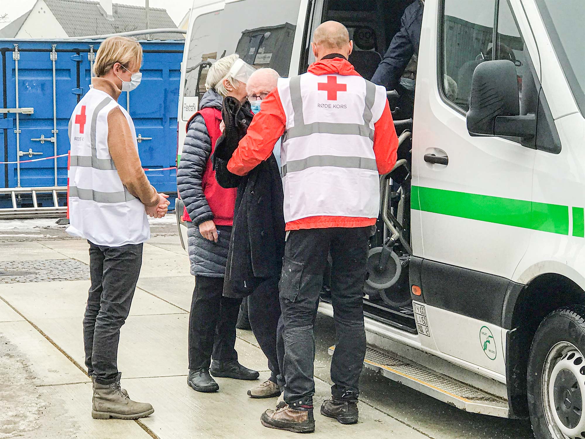 Frivillige fra Røde Kors Parat hjælper med transporten til Enggården.
