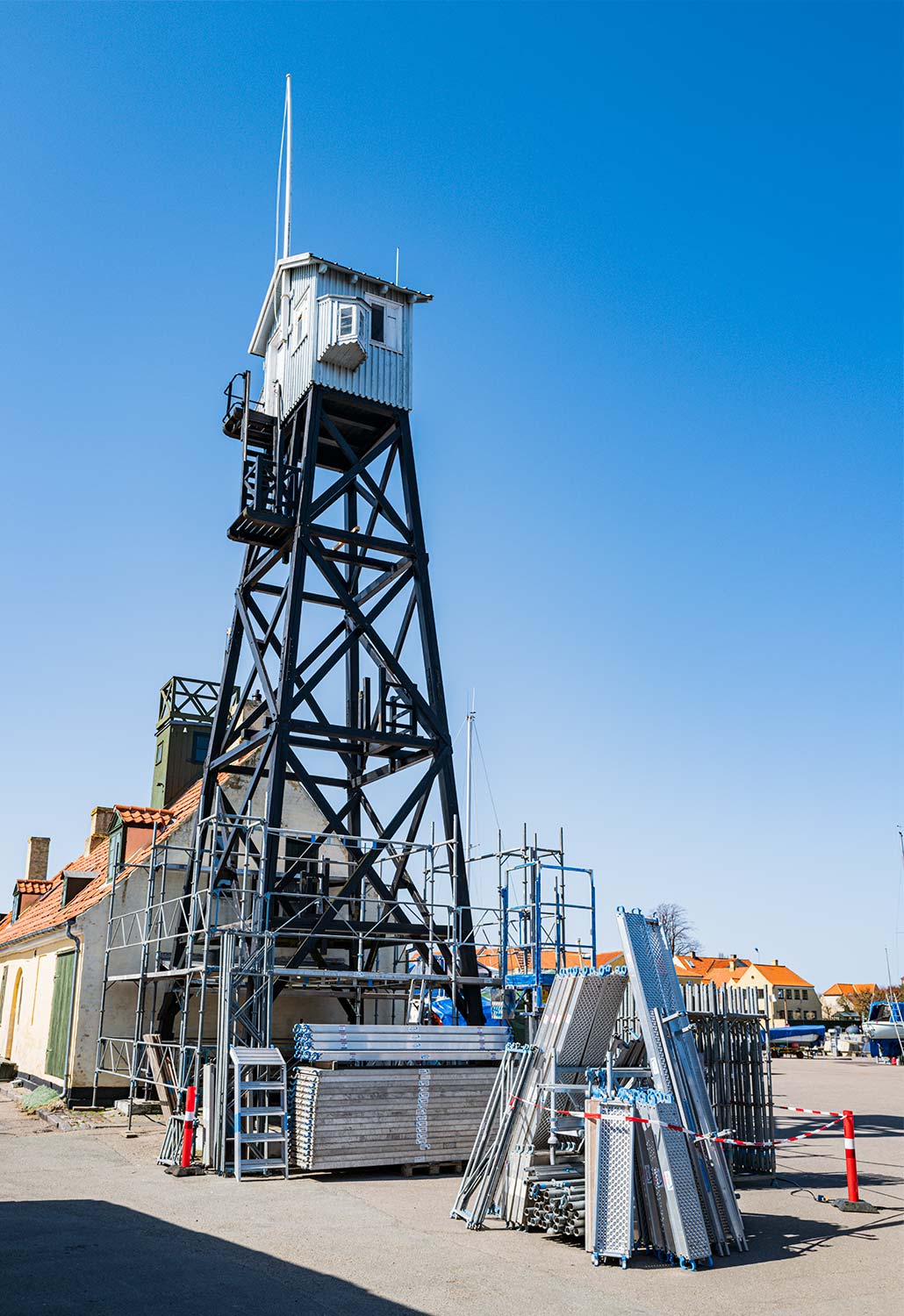 Arbejdet med renovering af lodstårnet på Dragør Havn er påbegyndt. Foto: TorbenStender.