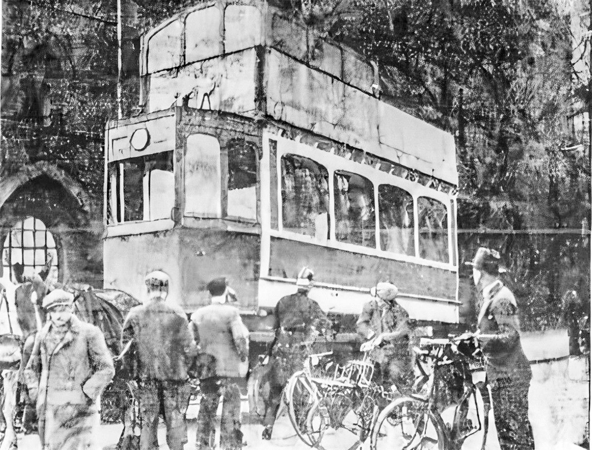 22. april 1934. Politikens fotograf var forbi Slotsholmsgade, hvor han så blokvognen med den høje sporvogn. Kusken nåede ikke at køre ud på Knippelsbro, men drejede af i tide.