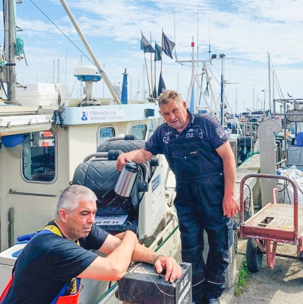 Fisker Leif Tholstrup og hans kollega Robin Kvist er kendte indslag på Dragør Havn. De forsyner hver dag borgere med frisk kutterfisk direkte fra kajkanten.