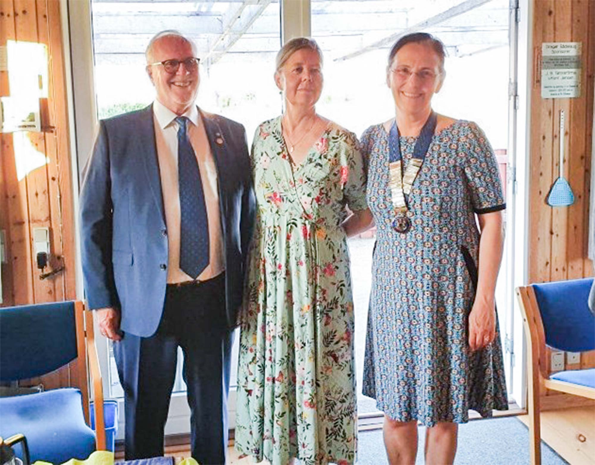 Afgående præsident, Jess Folke Andersen, kommende præsident Helle Barth, samt den nytiltrådte præsident Susanne Lindø Grønbech (th.) fra Drag­ør Rotary Klub.
