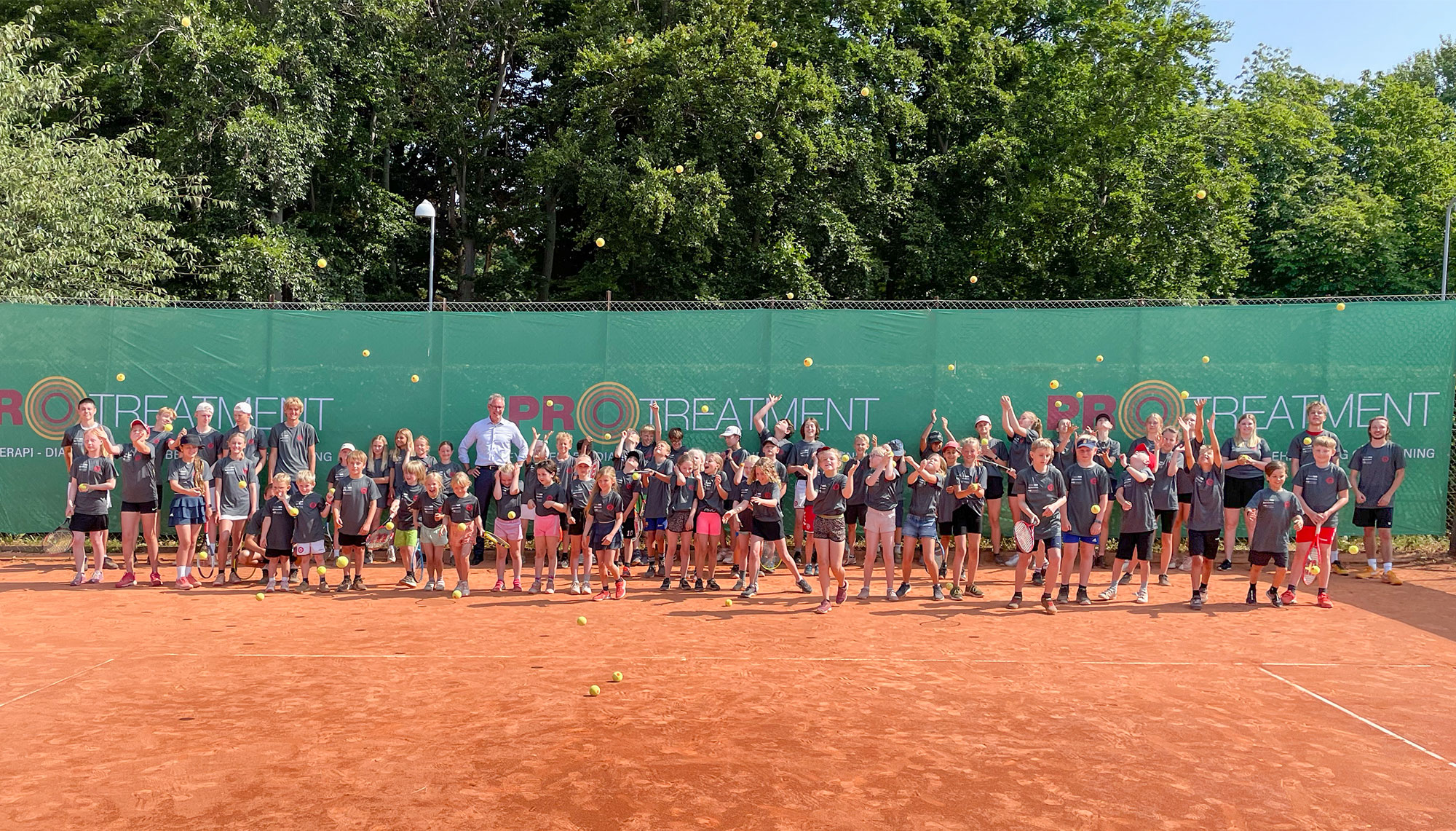 Mange børn og unge har valgt at bruge en uge af deres sommerferie på tennisbanerne, hvor Drag­ør Tennis tilbyder »sommercamp«.