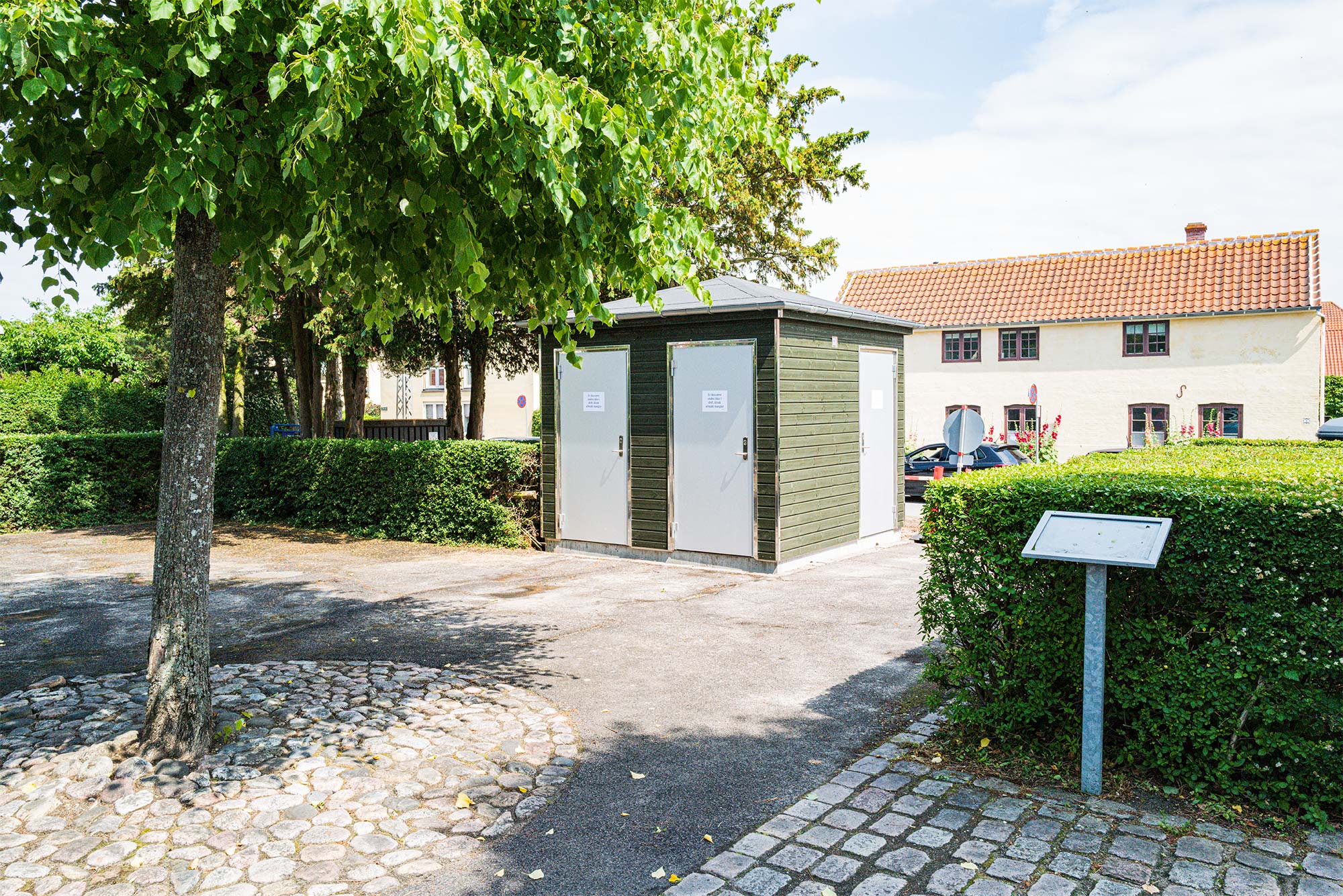 Efter mange års tilløb kom der i sidste uge flere offentlige toiletter i Drag­ør Kommune. Her blev denne toiletbygning nemlig opsat på Nordre Væl. Foto: TorbenStender.