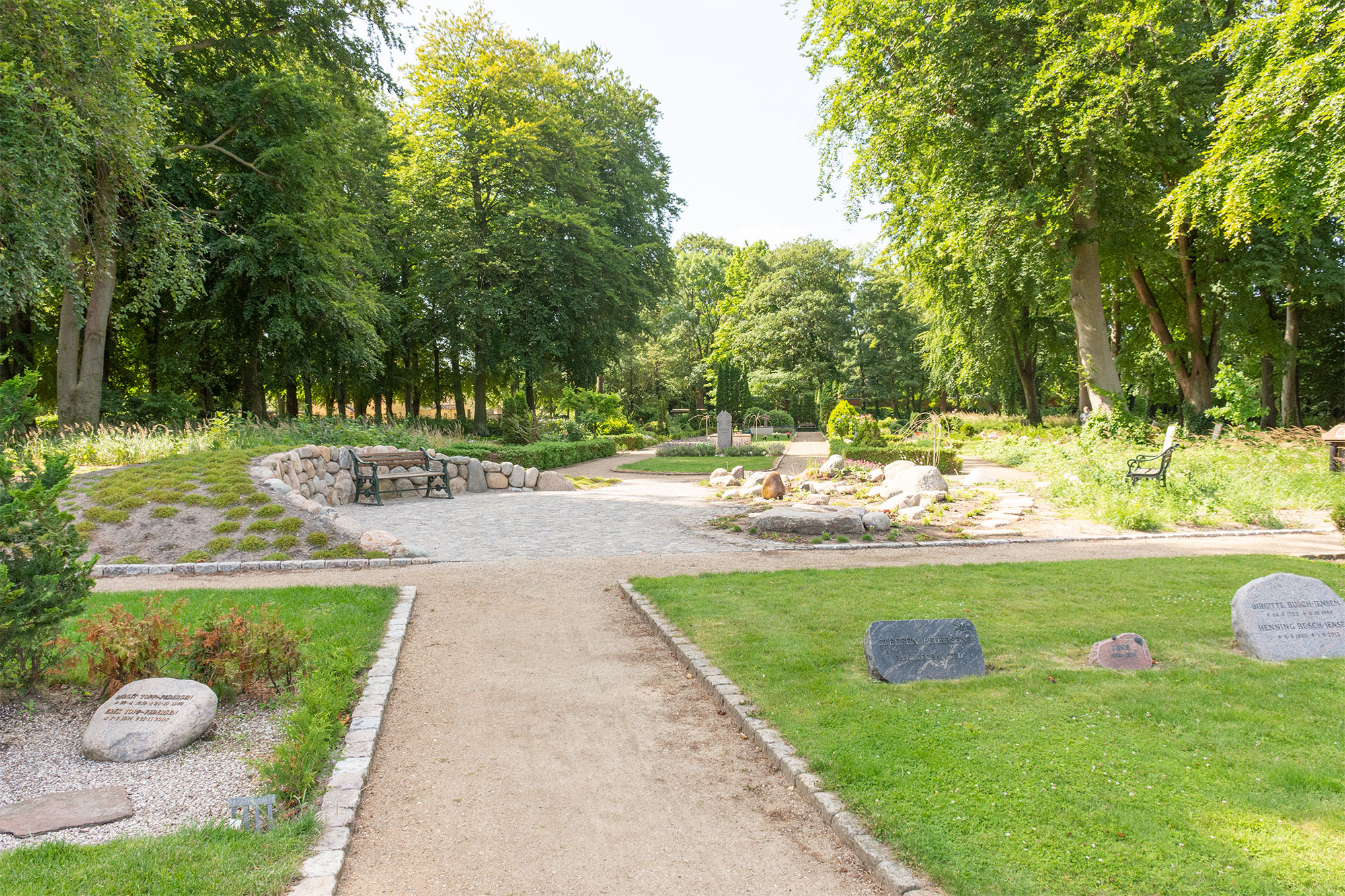 På Drag­ør Kirkegård har man opsat bænke med henblik på at skabe et nyt rum, hvor man kan sidde i stille eftertænksomhed og nyde beplantningerne, der skaber mere biodiversitet. Foto: Hans Jacob Sørensen.