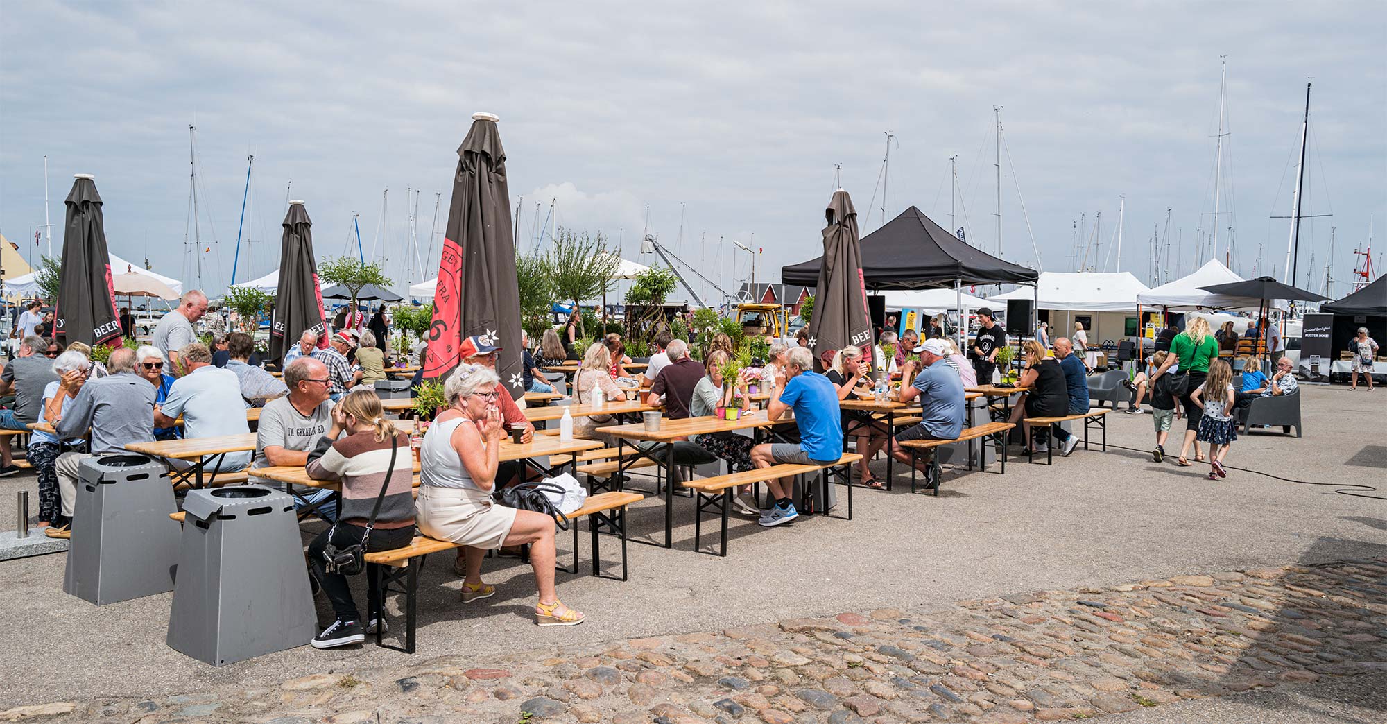 Havnepladsen osede weekenden igennem af afslappet hygge og streetfood-stemning, da Öresundsmarkedet for første gang denne sommer havde taget opstilling i Drag­ør. Foto: TorbenStender.