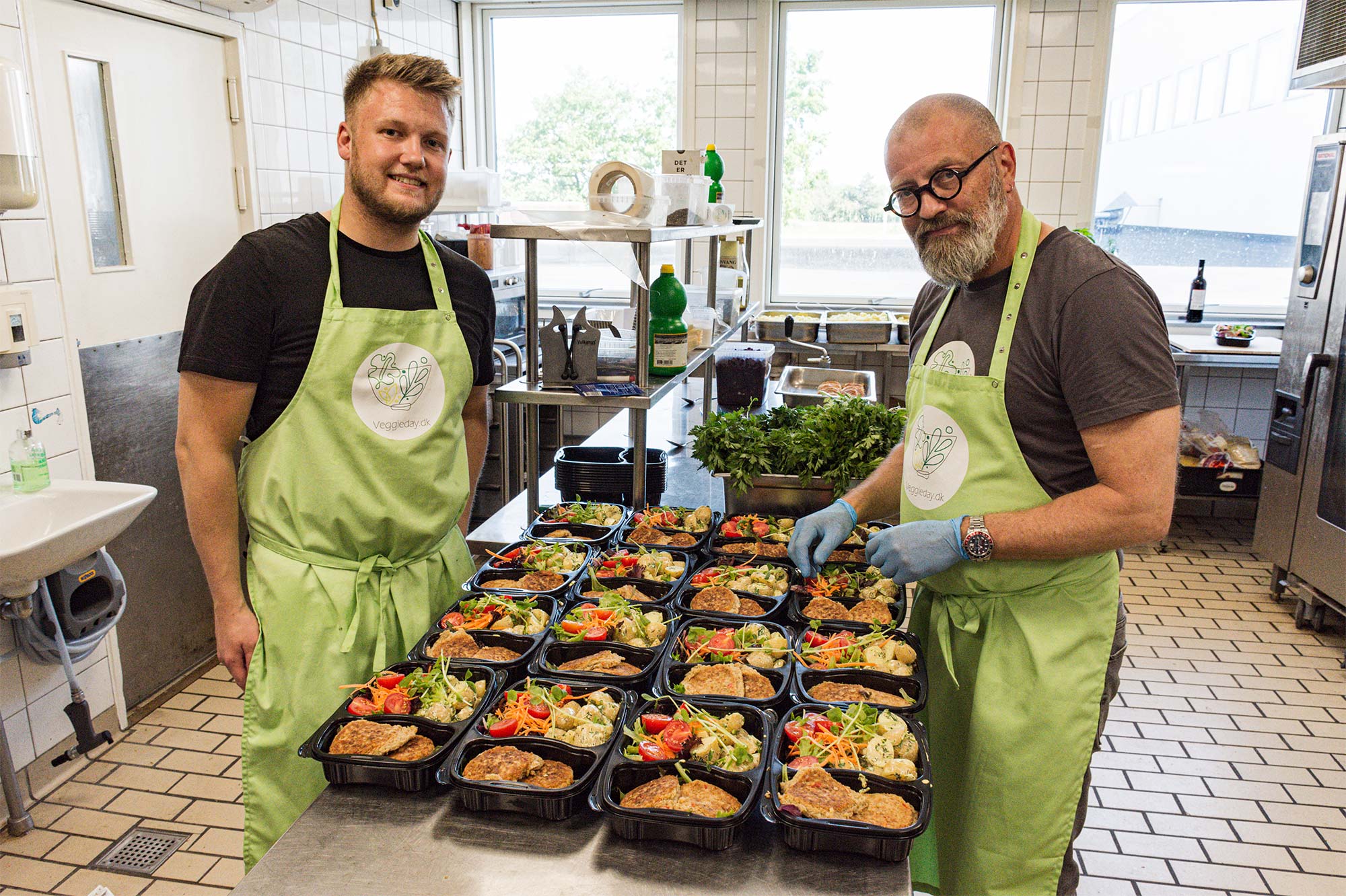 Sven Ole Rosenkilde (th.) får hjælp i køkkenet af sønnen Carl Rosenkilde. Foto: Hans Jacob Sørensen.