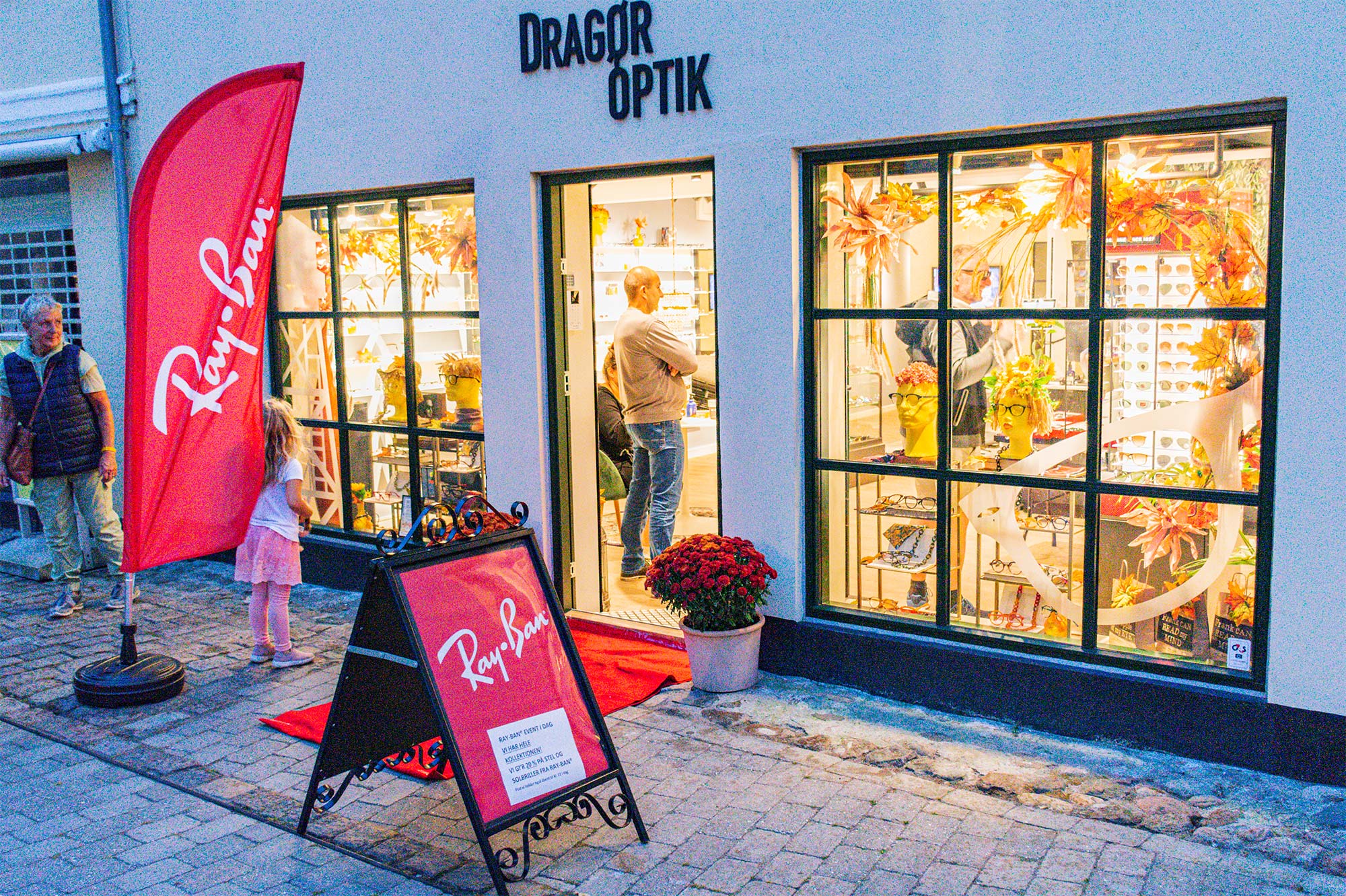 En del af byens butikker valgte at udvide åbningstiden og deltage i kulturnatten – herunder også Drag­ør Optik, der bød på forfriskninger til gæster og kunder. Foto: Hans Jacob Sørensen.