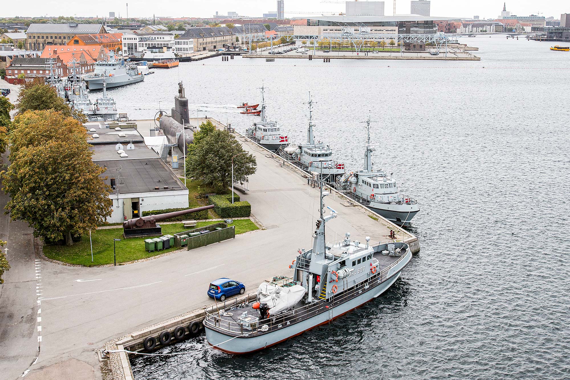 Marinehjemmeværnets grå fartøjer liggende til kaj ved Holmen. Foto: Torben Glyum.