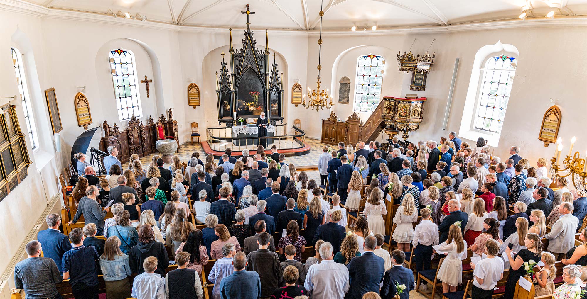 Efter en lang periode med coronarestriktioner er det nu atter muligt at fylde kirken med familie og venner under konfirmationer. Foto: TorbenStender.
