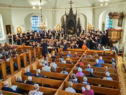 For første gang i næsten to år blev der i søndags, den 31. oktober, i Store Magleby Kirke afholdt koncert med fuldt kor og orkester, da Københavns Kantatekor og -orkester fremførte værker af Mozart og Salieri for et talstærkt publikum.