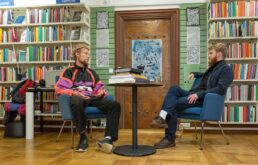 Kunstner Ulrik Myrtue (tv.) diskuterer kunst med Christian Snæland. Foto: TorbenStender.
