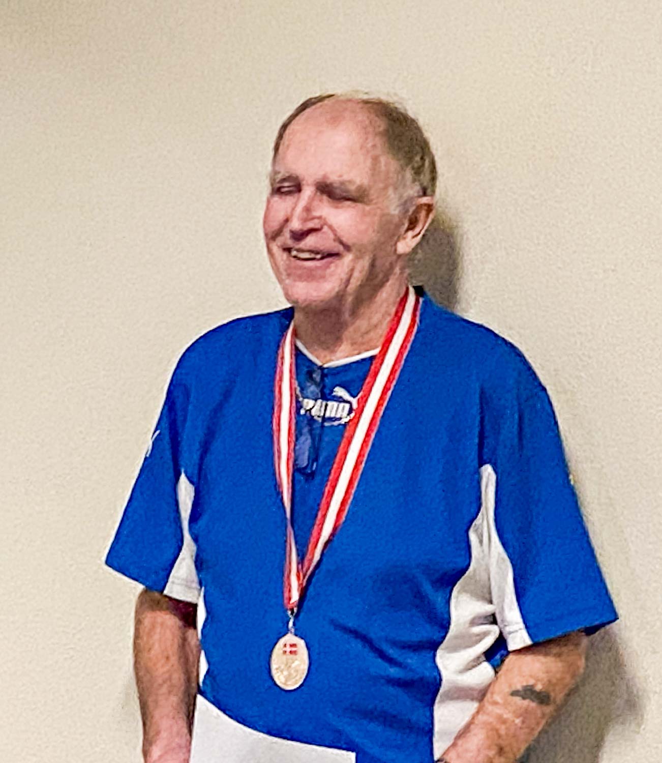 En storsmilende John Nielsen med sin oldboys-guld-medalje.