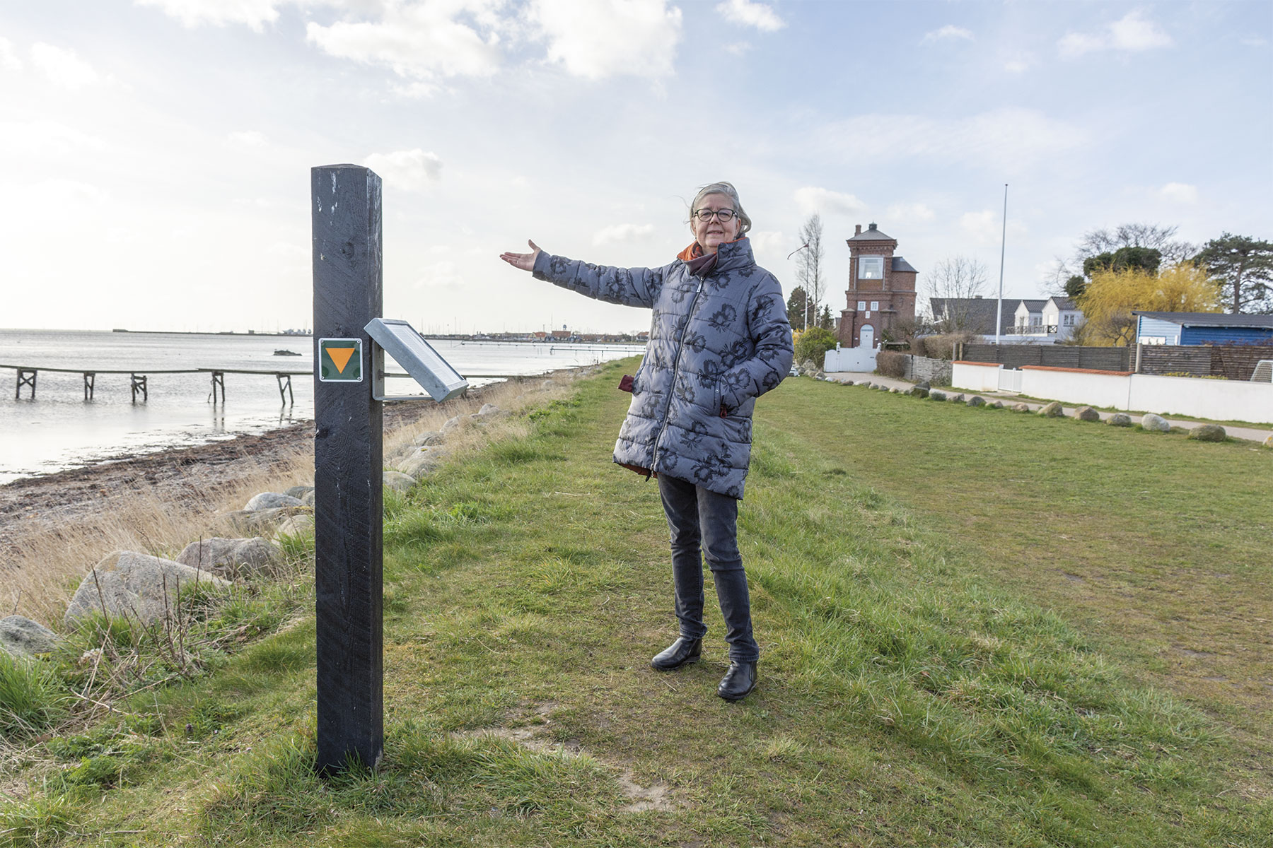 Helle Barth ved en af stormflodspælene på Nordstranden. Foto: Hans Jacob Sørensen.
