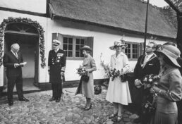 I 1971 var der også royalt besøg på Amagermuseet. På fotografiet bydes Frederik 9., Dronning Ingrid, Prinsesse Margrethe, borgmester Albert Svendsen og Prinsesse Beatrix velkommen af Jan Zibrandtsen. Foto: Historisk Arkiv Dragør.