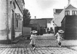 Slippen – set fra Von Ostensgade mod nord. Cirka 1902–1904. Foto: Lauritz Jensen/Historisk Arkiv Dragør.