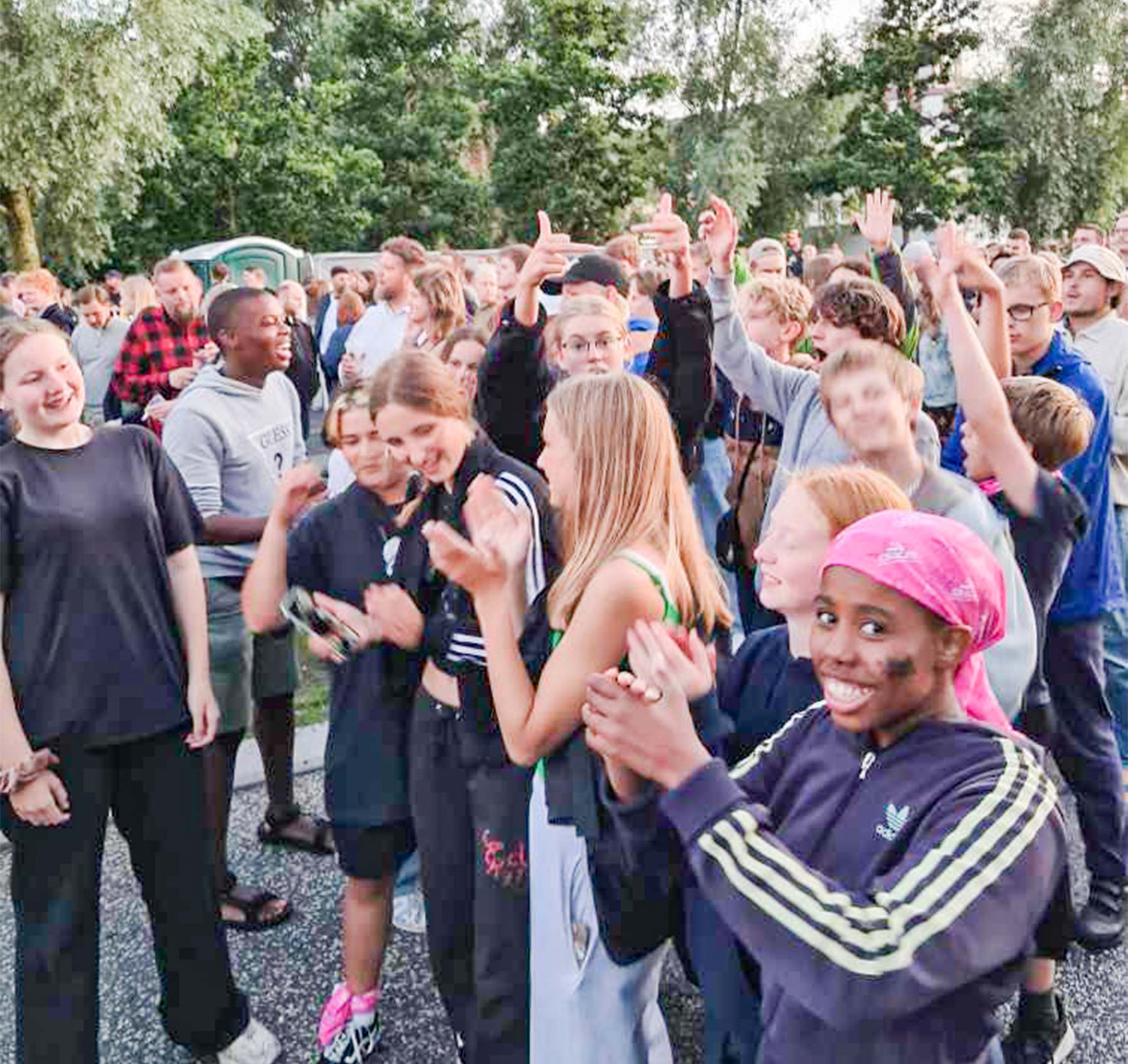 Ungdomsskoleeleverne fester i Aalborg. Foto: Dragør Ungdomsskole.