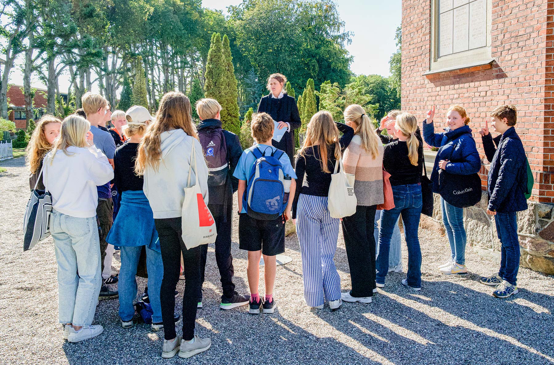 En tur rundt i byen bringer eleverne forbi Dragør Kirke. Foto: TorbenStender.