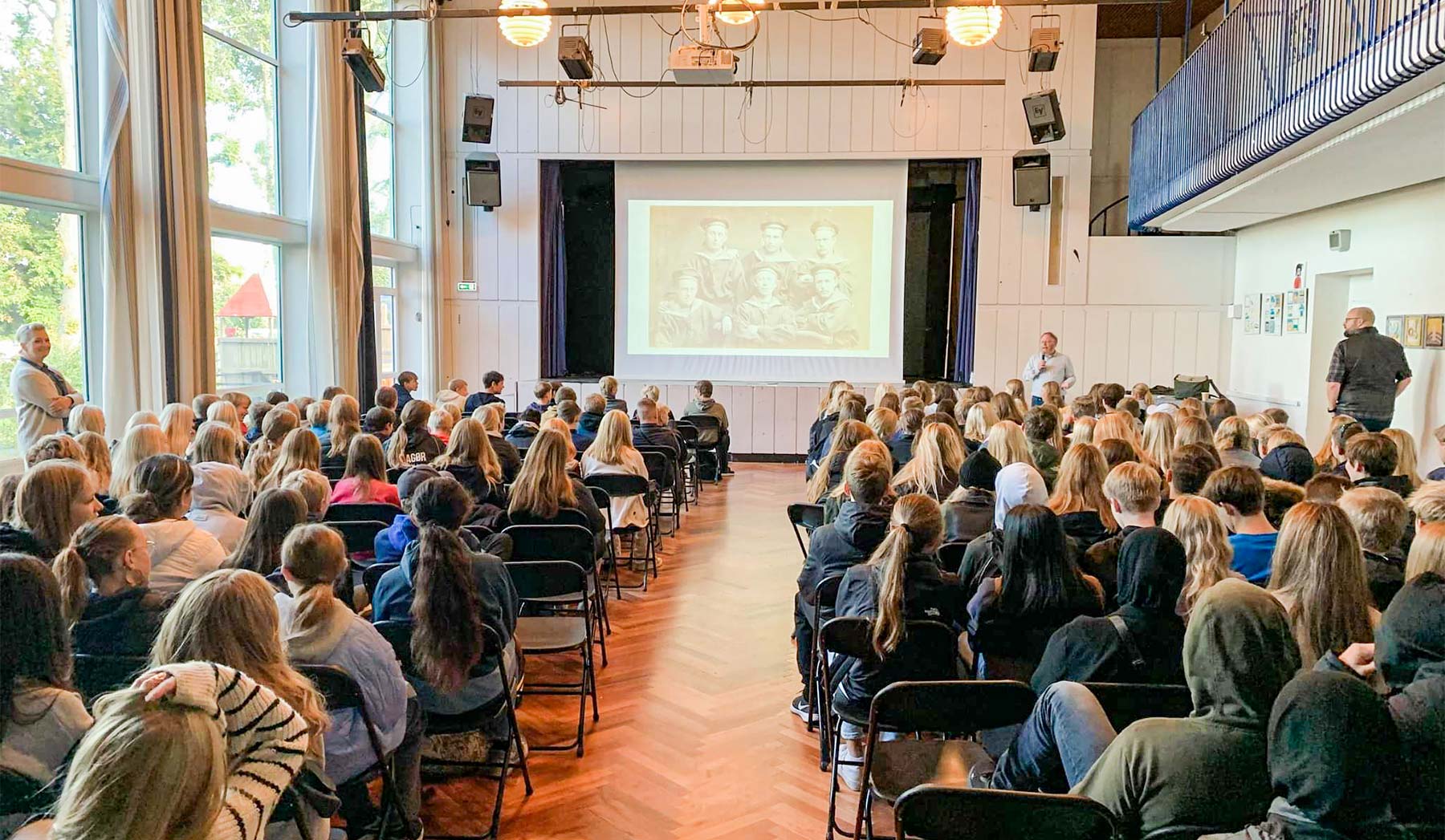 Eleverne starter dagen i Dragør Skoles aula. Foto: Camilla Lærkesen.