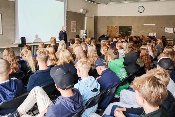 Kommunens 9.-klasser oplyses om rusmidler i foredrag på Store Magleby Skole.