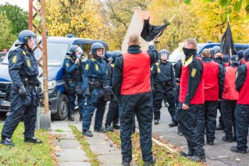 Kampklædte betjente holder »demonstranterne« i skak. Foto: Hans Jacob Sørensen.