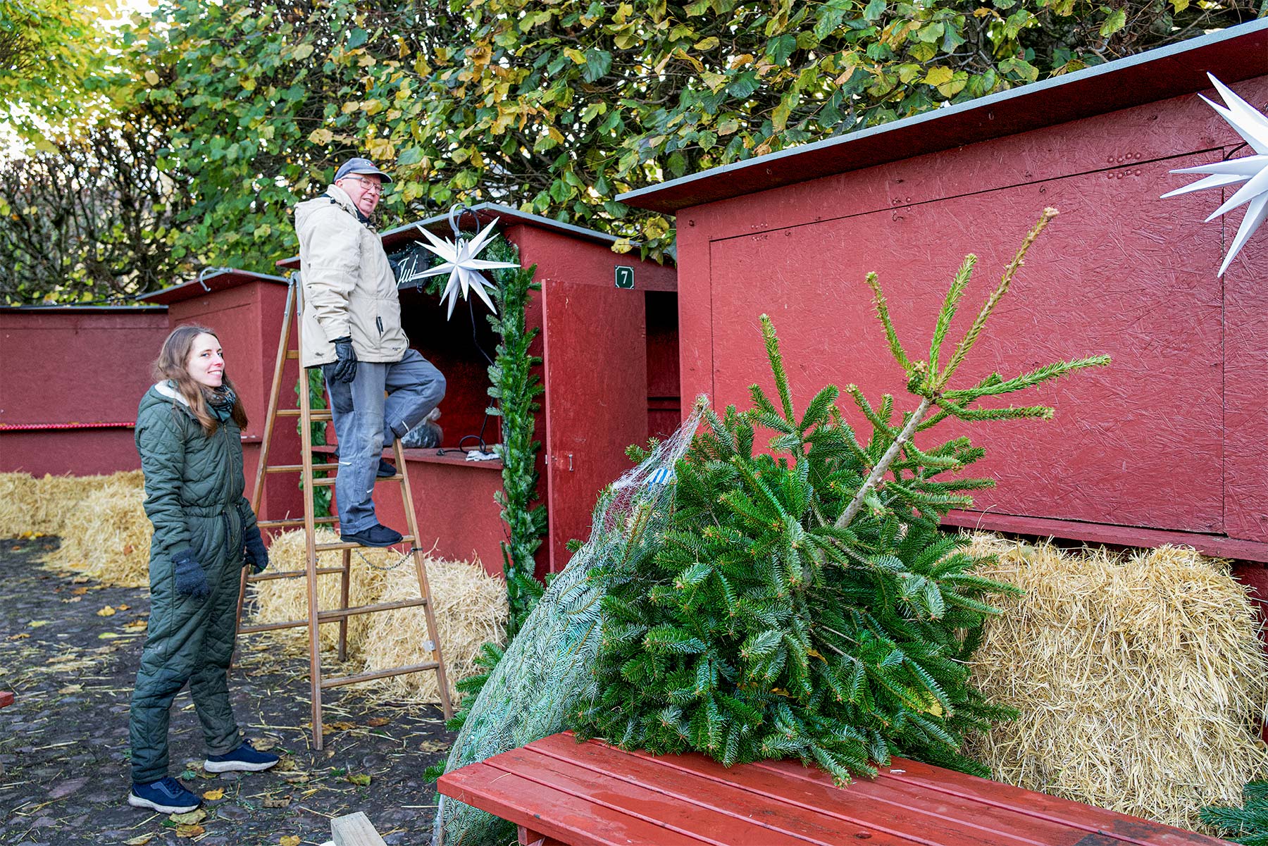 På Badstuevælen arbejdes der for at gøre juleboderne klar til julemarkedet. Foto: TorbenStender.