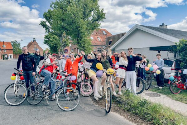 Traditionen tro cyklede byens afgangselever – sidste skoledag – rundt i Dragør på deres pyntede cykler. Foto: TorbenStender.