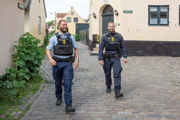 Lokalbetjent Jonas Thers og kollegaen Davis Andersen på patrulje i den gamle by. Arkivfoto: Hans Jacob Sørensen.