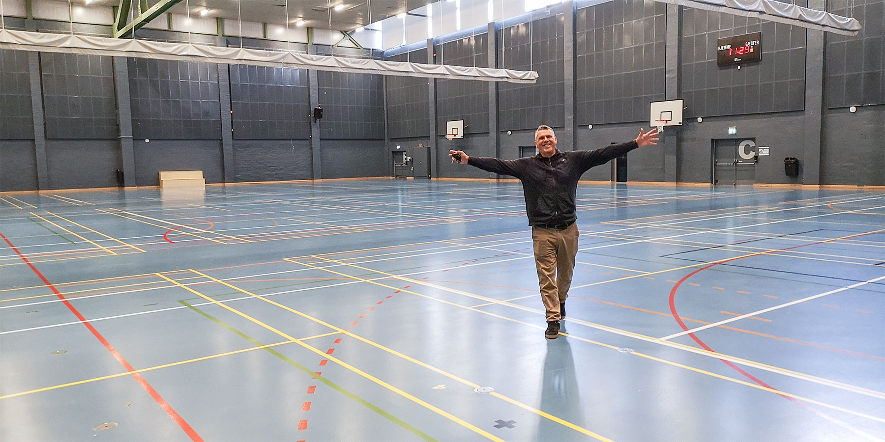 Den nye leder af Drag­ør Kommunes idrætsanlæg i selve Hollænderhallens »hjerte«, den store sal. Foto: RMP.