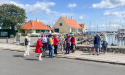 Mange turister gæster den gamle by og havnen. Ofte foregår turen til Drag­ør i turistbusser. Foto: HAS.