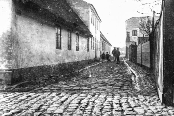 Stormgade. Det høje hus i baggrunden til højre er Vestgrønningen 36. Ca. 1902–1904. Foto: Lauritz Jensen/Historisk Arkiv Dragør.