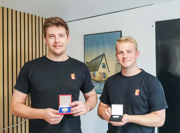 Thomas Moser (tv.) og Christian Erikstrup fremviser stolt deres medaljer. Foto: Rasmus Mark Pedersen.