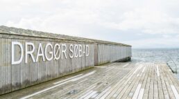 Efter tidligere på sommeren at have været udsat for hærværk er skiltet på Dragør Søbad nu atter på plads med den fulde ordlyd. Foto: TorbenStender.