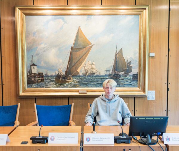Christoffer Torp Vestentoft har overtaget borgmesterens plads i byrådssalen. Foto: Rasmus Mark Pedersen.