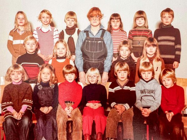 Inge Brandt som ung klasselærer med Claus Andersen på sin venstre side. Privatfoto.