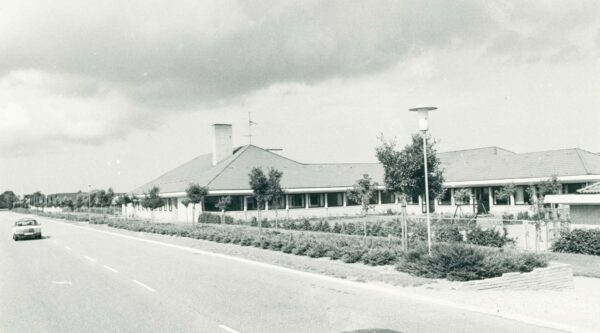 Nordstrandskolen set fra Hartkornsvej i 1980. Foto: Dirch Jansen, Historisk Arkiv Dragør.