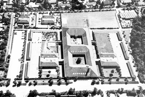 Luftfoto af skolen fra perioden 1990–1995. Foto: Historisk Arkiv Dragør.