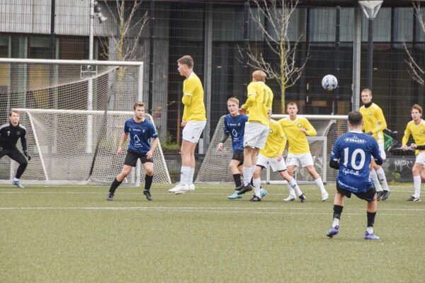 Nørrebro FF sender et frispark mod mål – men Mads Glæsner i målet er en sikker sidste skanse.